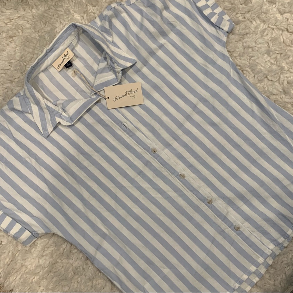 Universal Thread Striped Button Down Top 🤍💙